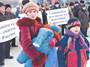 Альбина Амирхановна Маникаева пришла на митинг с сыном Артуром и дочкой Златой на руках